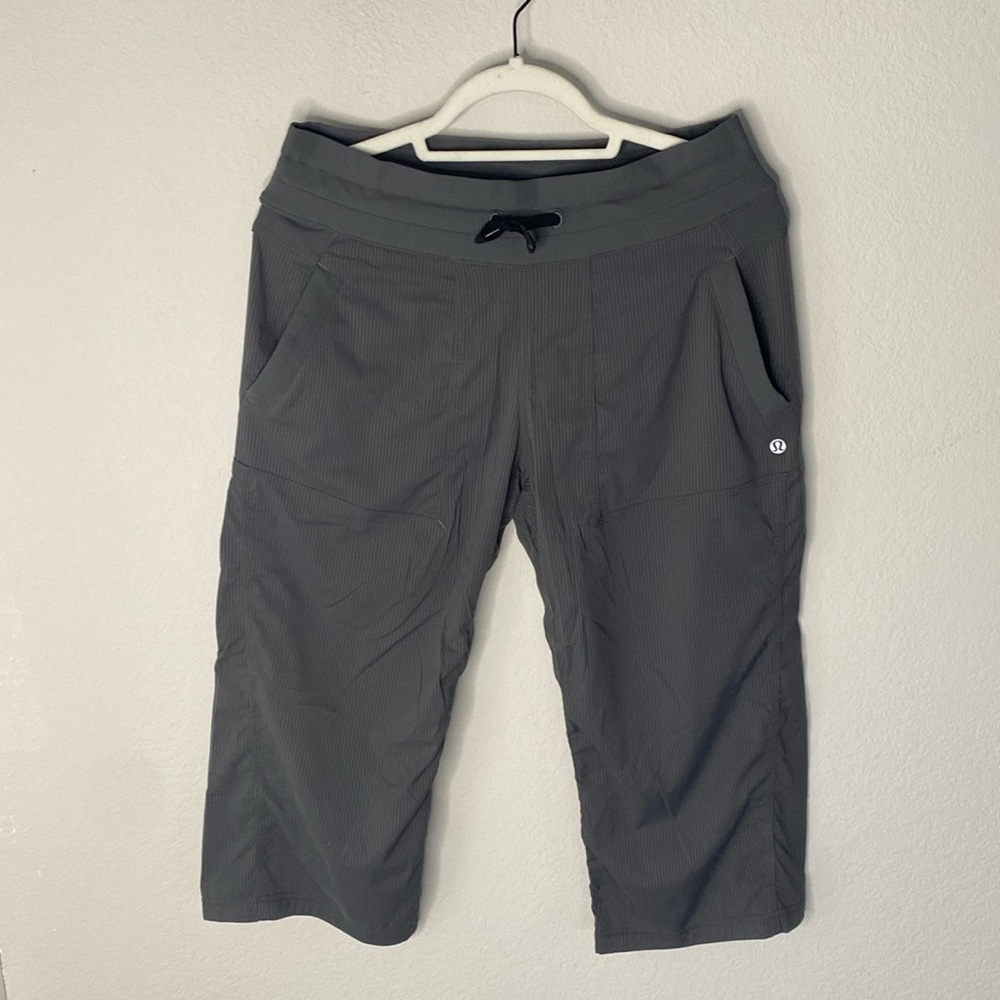 Lululemon unlined studio crop. Gray. Size 8